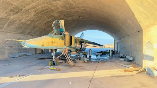 Caccia bombardiere abbandonato nella base aerea a sud di Damasco