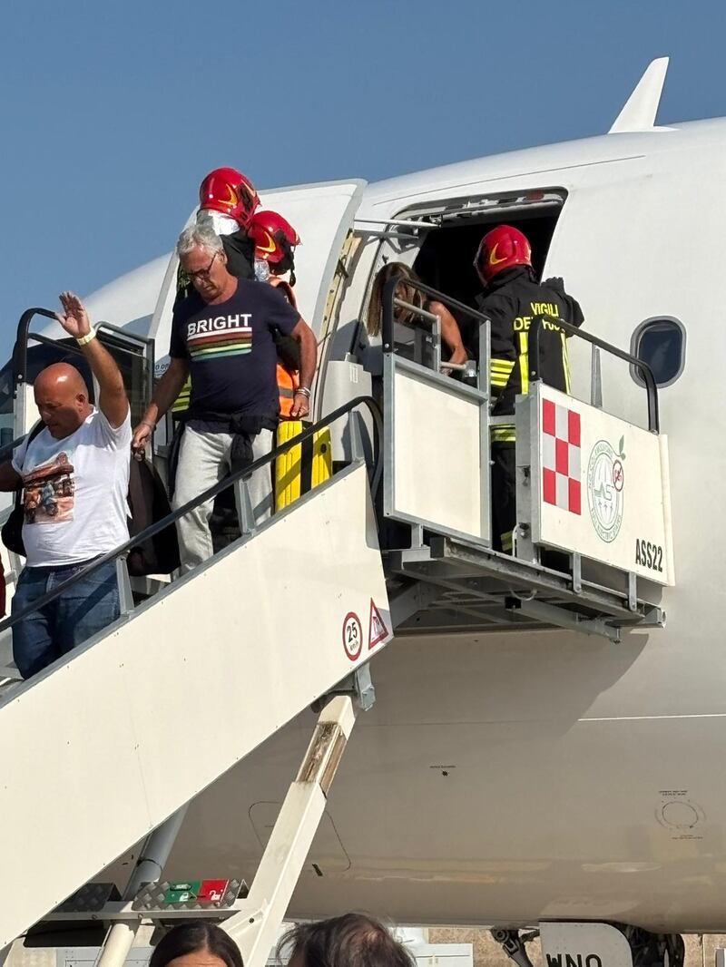"Fumo nella stiva". Atterraggio di emergenza a Napoli 8