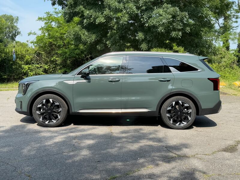 Kia Sorento 2024: guarda la gallery del rinnovato SUV da famiglia, anche Diesel 8