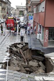 Maltempo a Milano: voragine da 12 metri in centro 1