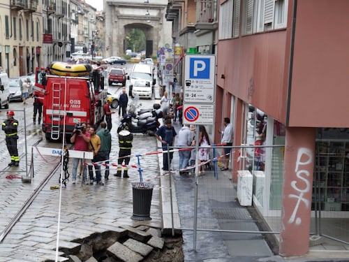 Maltempo a Milano: voragine da 12 metri in centro