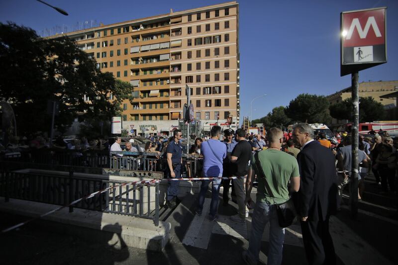 Roma, bimbo cade nel vano ascensore 1