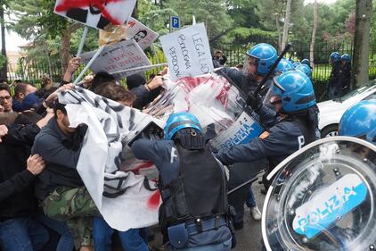 Salvini contestato a Bologna: uova e carciofi contro la polizia 6