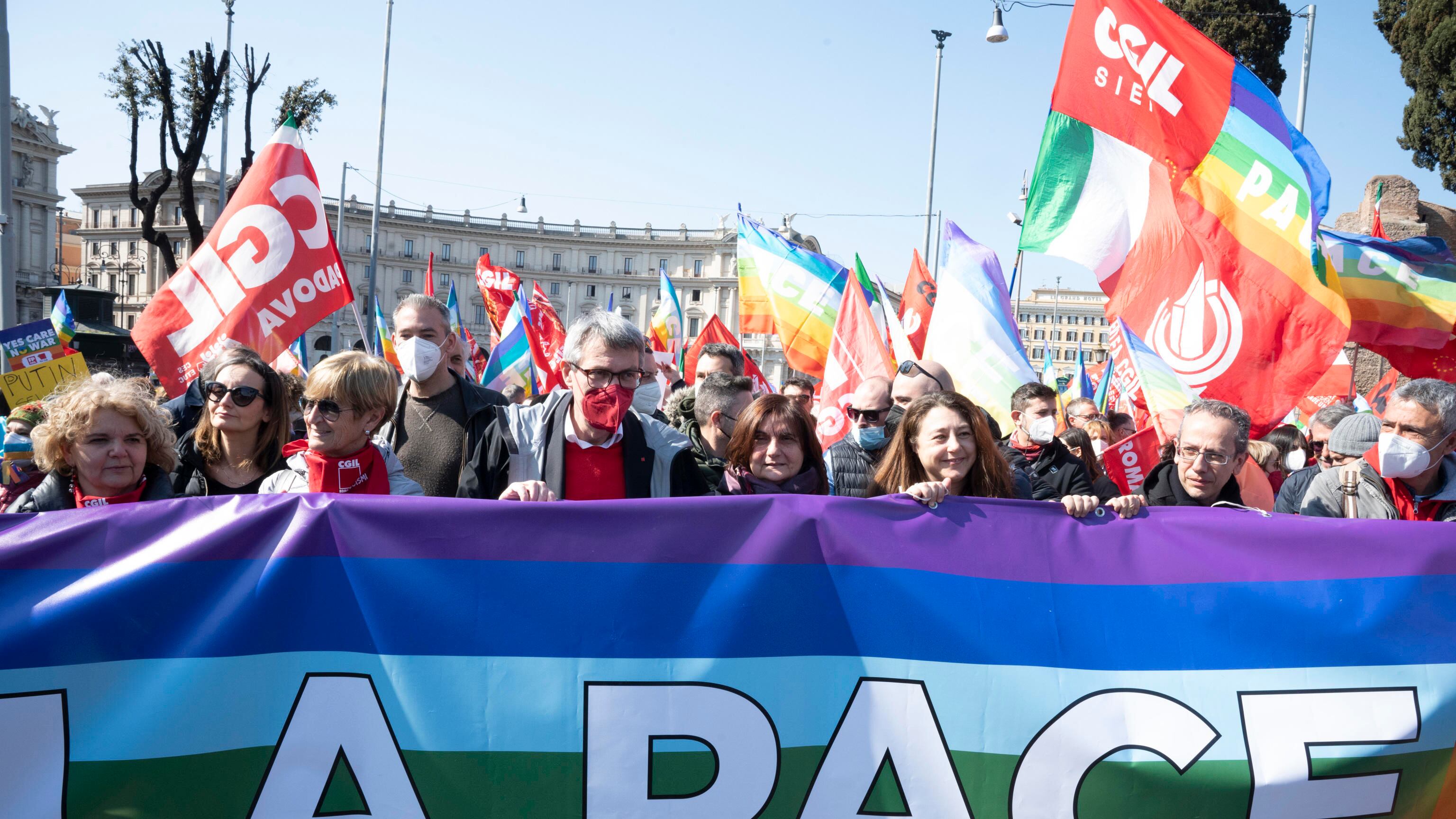 Solita piazza pacifista: un buffetto a Putin e insulti a Usa e Nato
