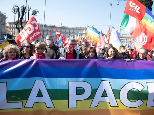 Solita piazza pacifista: un buffetto a Putin e insulti a Usa e Nato