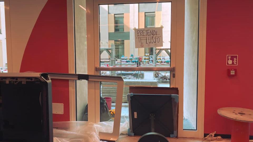 "Abbassate gli affitti" e il collettivo occupa e danneggia lo studentato