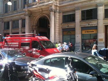 L'arrivo dei vigili del fuoco fuori da via Negri 4