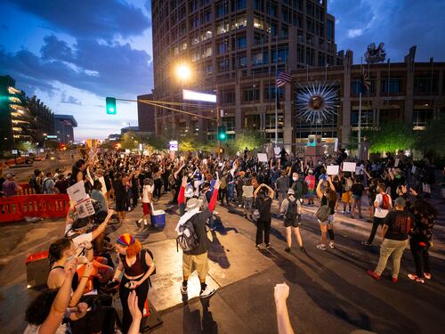 E adesso la sfida incendia le piazze. Cortei e violenze dividono gli Usa