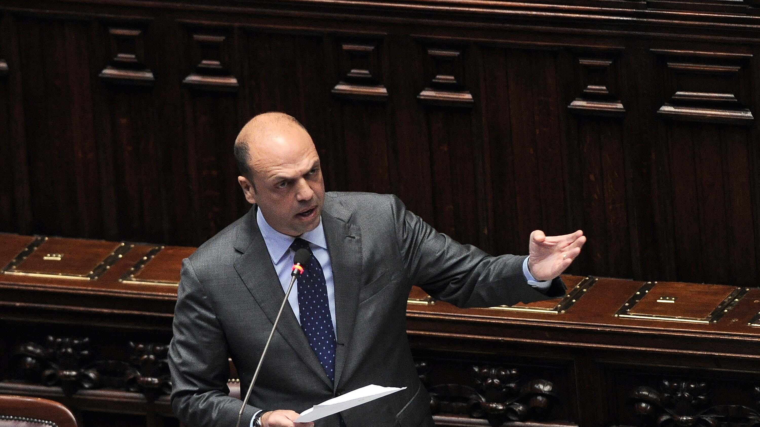 "Agganciamo subito Angelino prima che vada in vacanza". Le intercettazioni che inchiodano Alfano