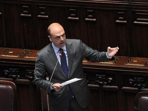 "Agganciamo subito Angelino prima che vada in vacanza". Le intercettazioni che inchiodano Alfano
