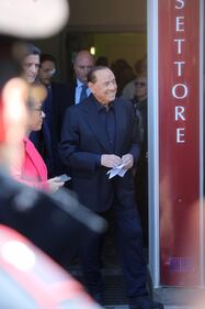 Silvio Berlusconi esce dall'ospedale 9