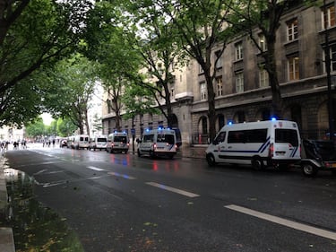 Parigi, aggredito un poliziotto a Notre Dame 2