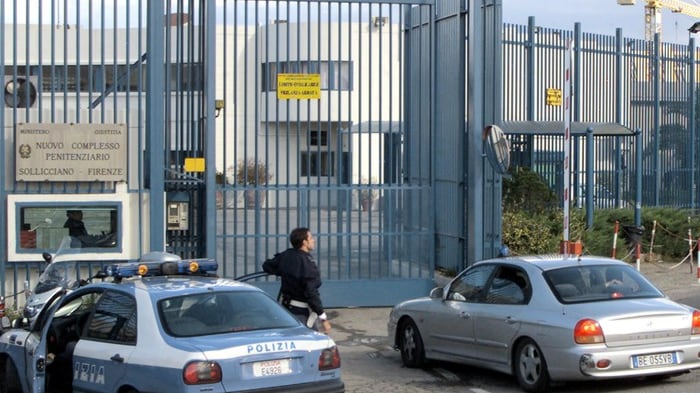 Detenuto tenta di strangolare un agente