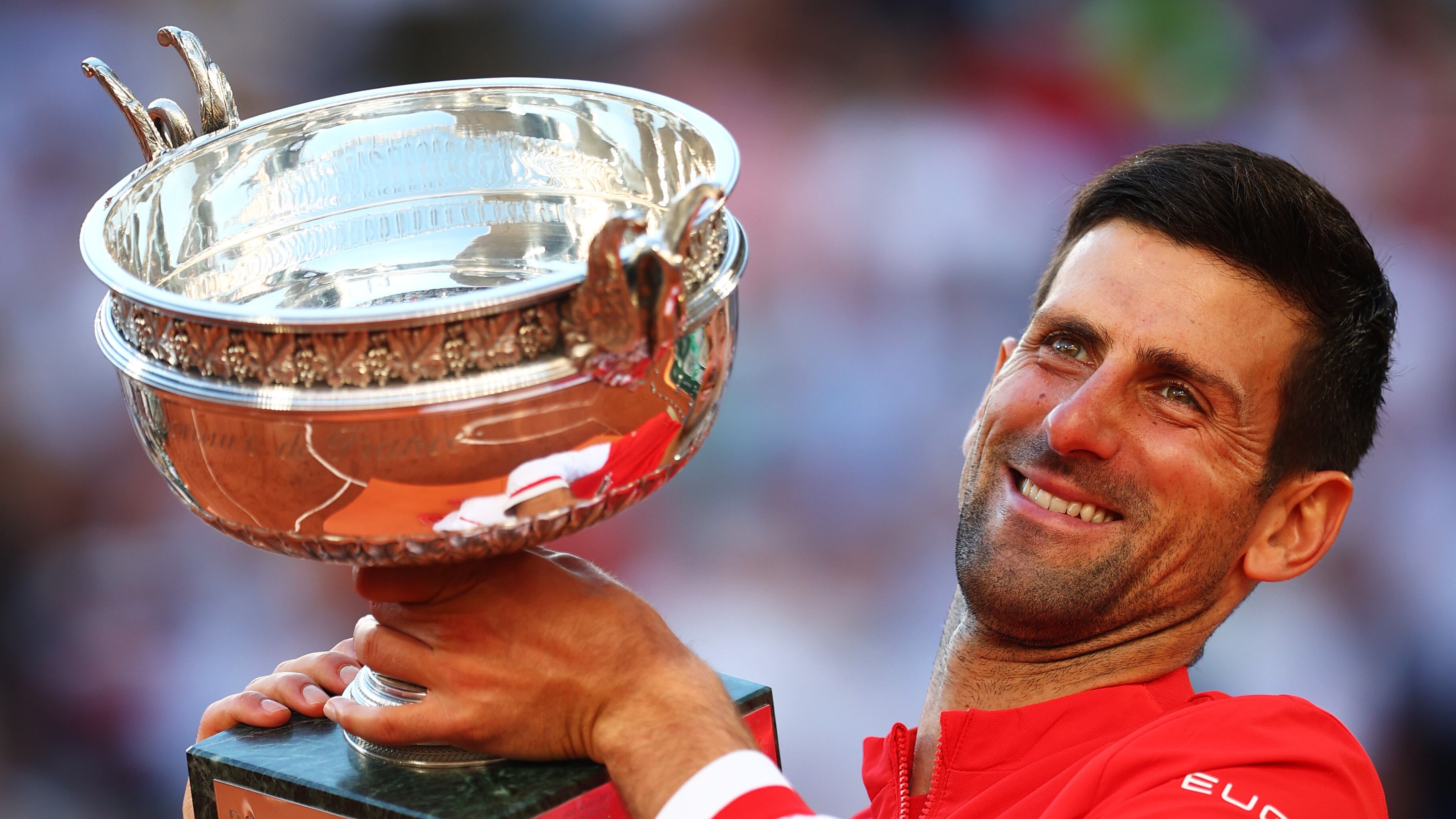 Grande rimonta al Roland Garros: Djokovic supera Tsitsipas al 5 set