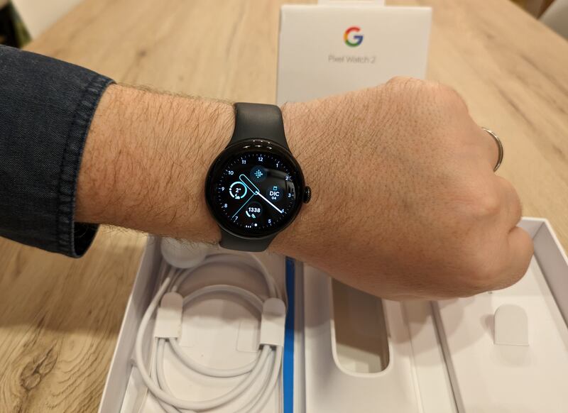 Il Google Pixel Watch 2 su un polso da uomo
