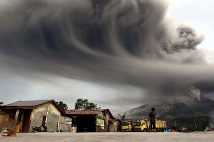 Spettacolare eruzione a Sumatra 1