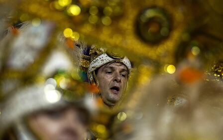Brasile: la sfarzosa dei carri di Carnevale 10