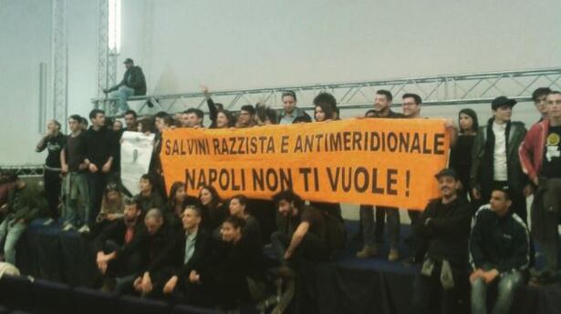 Napoli, sindaco e violenti imbavagliano Salvini