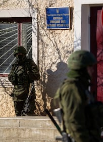 Uomini armati di guardia alla base di Pervalnoye 2