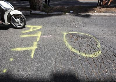 Le buche di Roma segnalate con lo spray 2