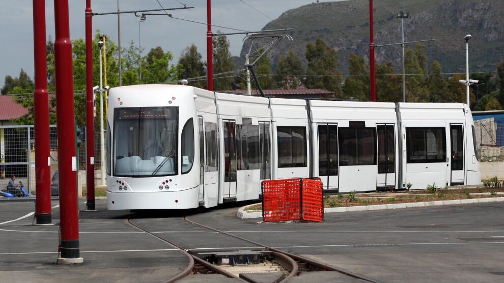 Senza biglietto sul tram aggredisce il controllore e lo manda in ospedale