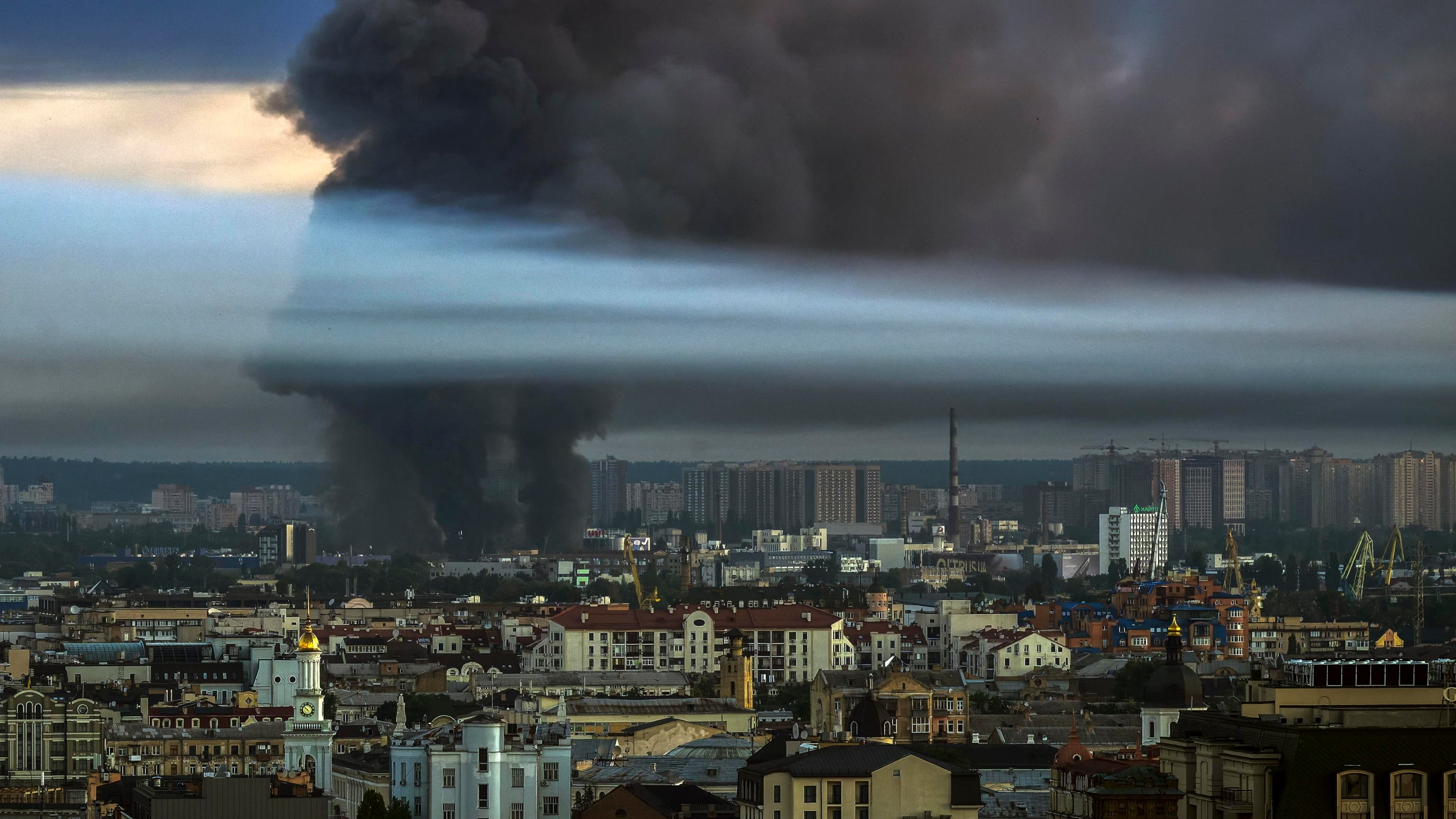 Nuovo attacco contro Kiev: 20 morti. Trump: "Putin vuole finire la guerra, ne parleremo alla Nato"