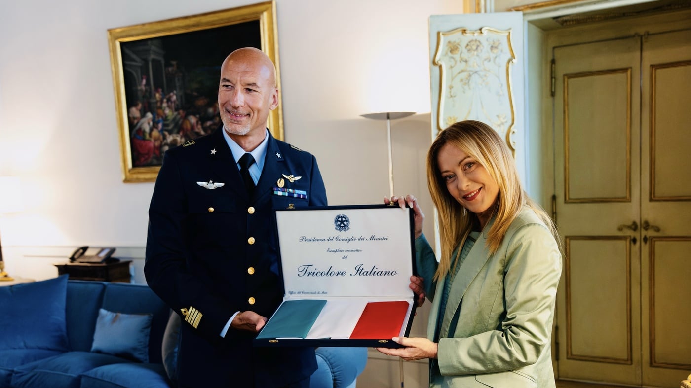 Meloni incontra Luca Parmitano: "Dai lustro a un'intera nazione". E gli consegna il tricolore da portare su Artemis III