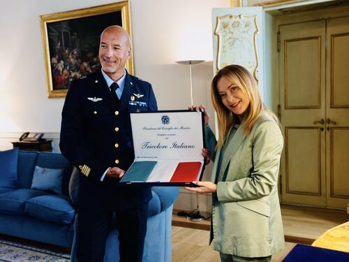 Meloni incontra Luca Parmitano: "Dai lustro a un'intera nazione". E gli consegna il tricolore da portare su Artemis III