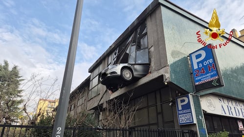 La parete sfondata e l'auto in bilico nel vuoto: le immagini dei soccorsi dei vigili del fuoco 4