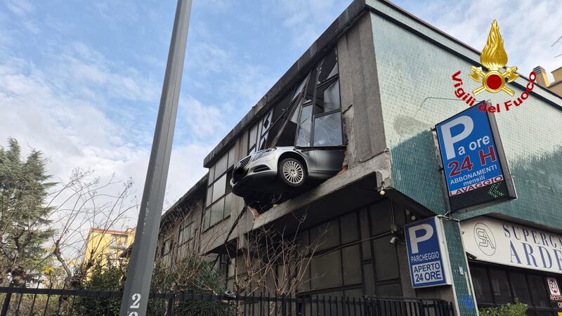 La parete sfondata e l'auto in bilico nel vuoto: le immagini dei soccorsi dei vigili del fuoco 4