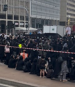 Quelle donne dietro a un telo nero al corteo dei musulmani sciiti: ecco cosa è successo  5
