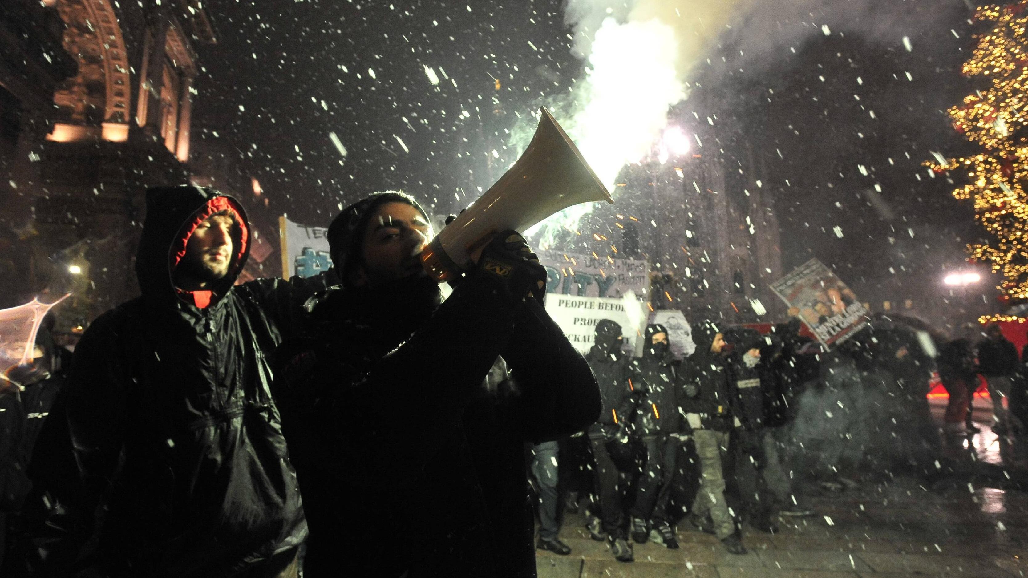 Lancio di fumogeni e uova ma la neve gela la protesta E l'assedio al teatro fa flop