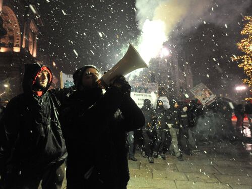 Lancio di fumogeni e uova ma la neve gela la protesta E l'assedio al teatro fa flop