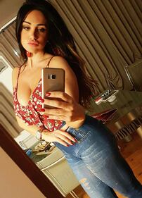 Marika Fruscio, seno esplosivo sotto la giacca 12