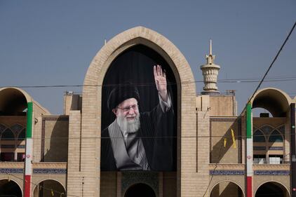 Iniziati i funerali di Khamenei: le immagini da Teheran 1