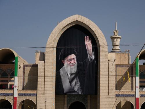 Iniziati i funerali di Khamenei: le immagini da Teheran