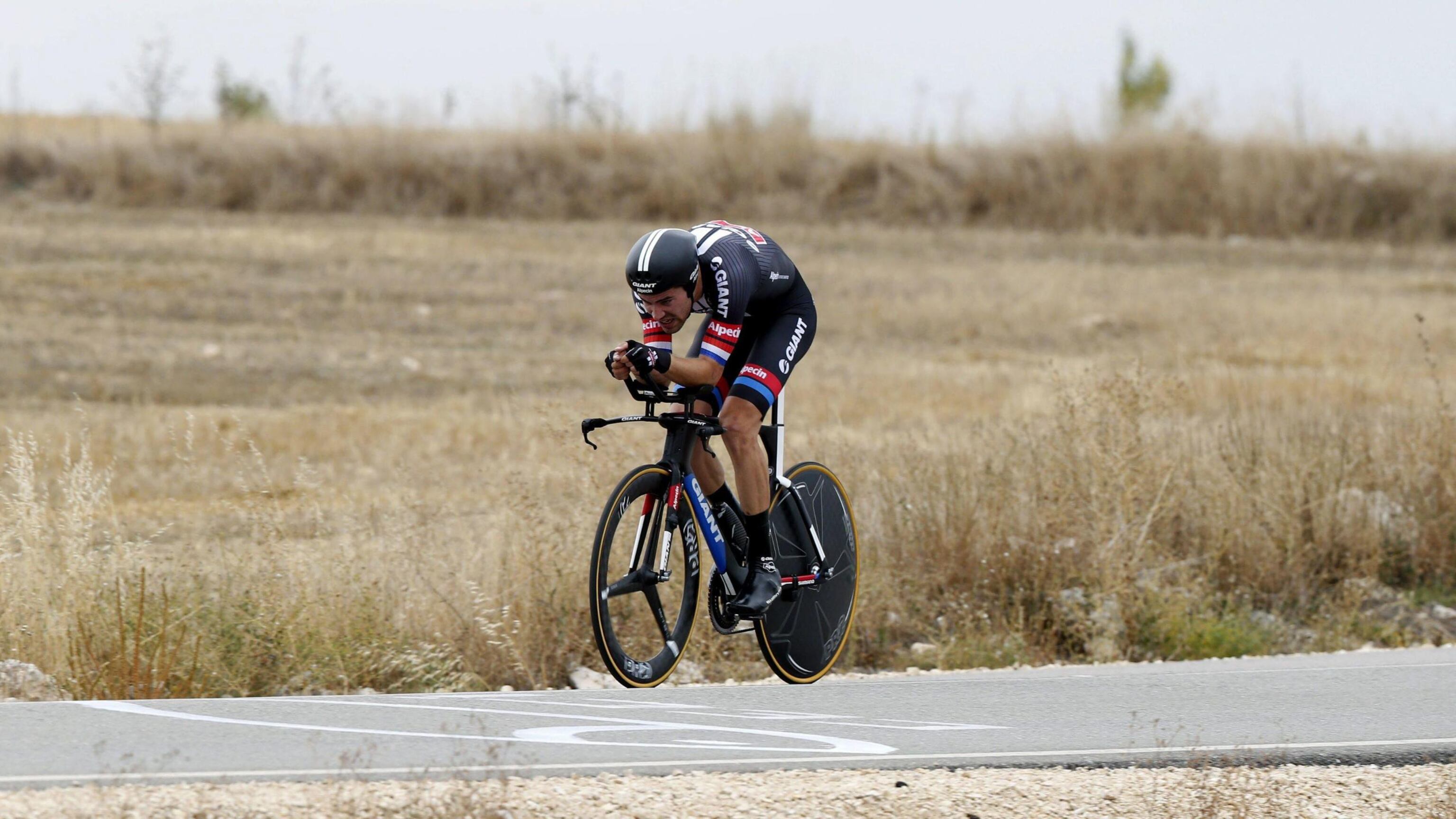 Dumoulin cronomostro, ma Aru resiste a 3''