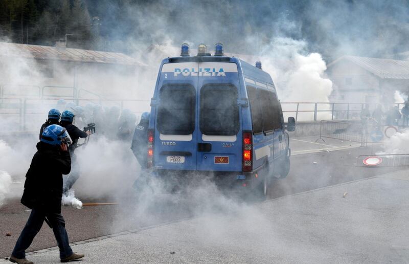 Scontri al Brennero tra black bloc e polizia 4