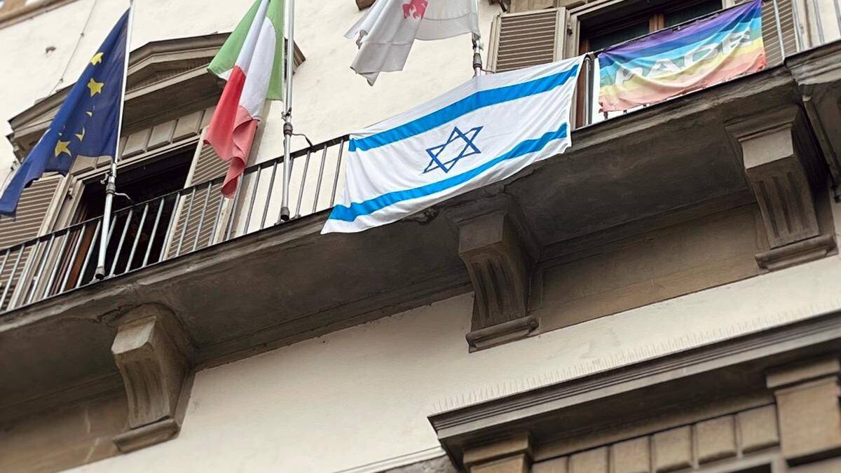 Rimuovere da Palazzo Vecchio la bandiera di Israele: l'ennesimo sgarbo della sinistra