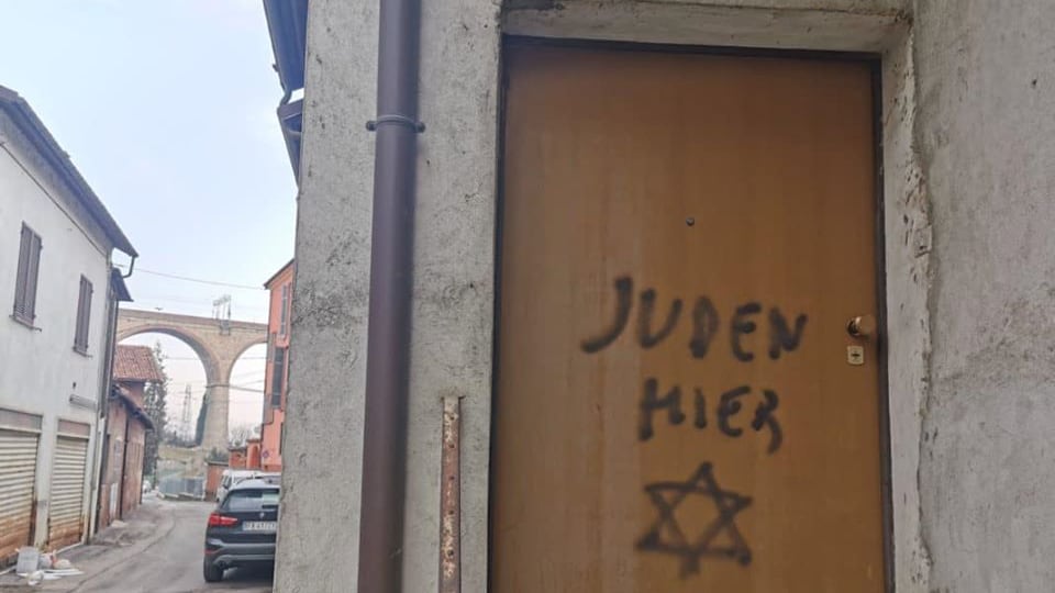 Scritta choc sulla porta della deportata, il vescovo di Mondovì: "Inqualificabile gesto di odio razziale"