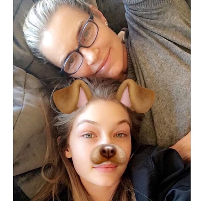 Yolanda Hadid: ecco chi è la mamma sexy della super top model Gigi 10