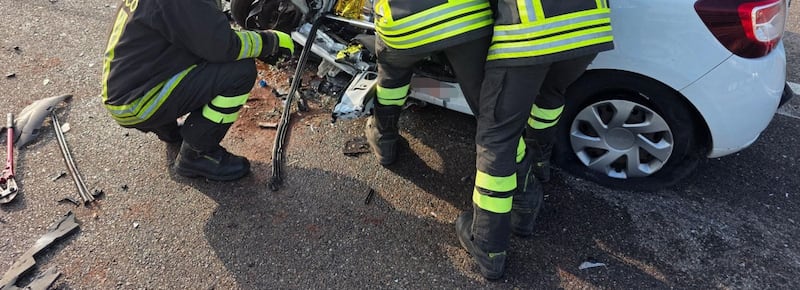 Donna muore in uno schianto contro l’auto dell’ex. Si era rivolta a un legale per i “comportamenti oppressivi” di lui. Il figlio: “Inseguita”