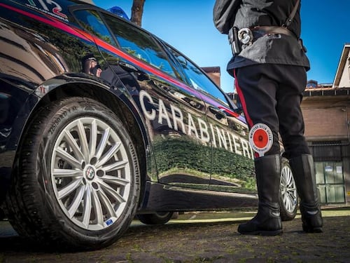 Paura a Milano, una manovra sbagliata e l'auto finisce sui binari della stazione