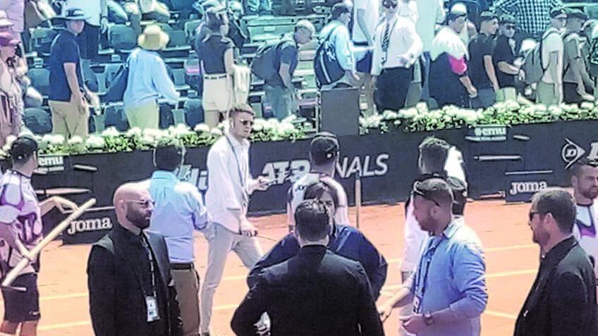 Gli ecovandali di Ultima Generazione inquinano anche le partite di tennis