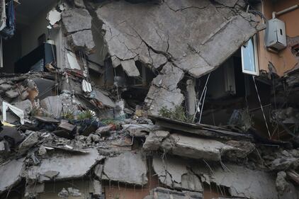 Roma, crollano tre piani di un palazzo 21