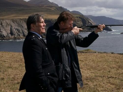 In the land of saints and sinners, Liam Neeson in un western irlandese