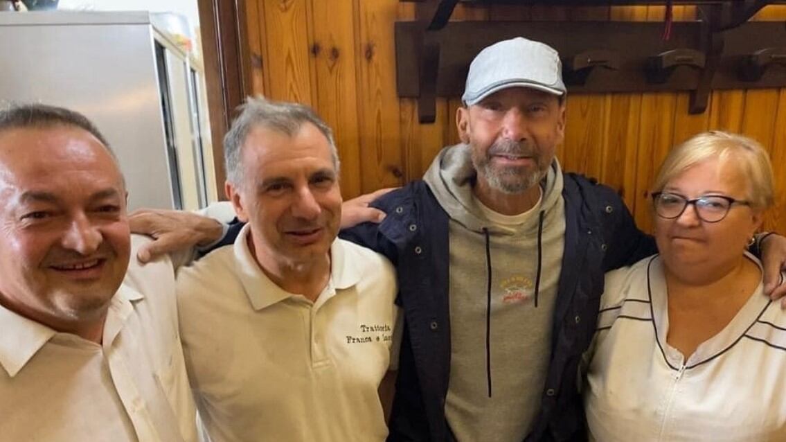 "Me l'aveva regalata Gianluca", ristoratore disperato per il furto della maglia di Vialli