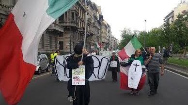 In piazza con il tricolore Un corteo contro la crisi