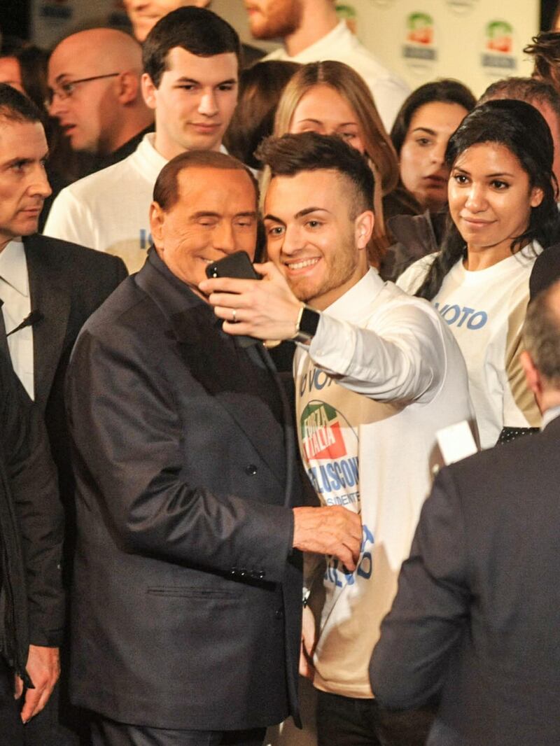 L'affetto che circonda Berlusconi a Milano 9