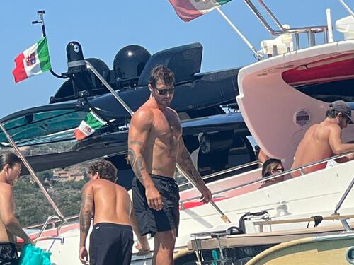 La "fuga" di Stefano De Martino in Corsica prima del ritorno in tv